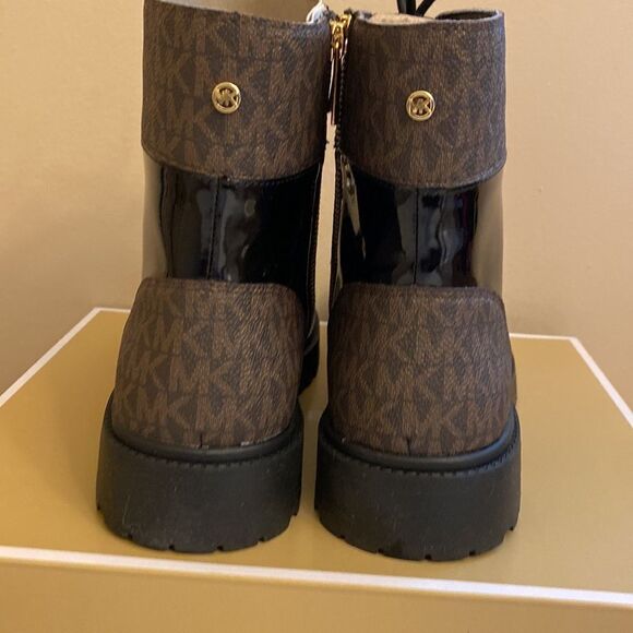 NIB Michael Kors Alistair Lace-Up Lug Sole Combat Booties 💕 - Size 9.5 - Picture 6 of 14